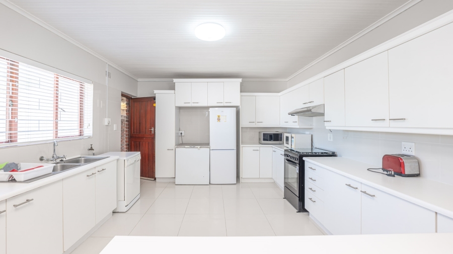 To Let 5 Bedroom Property for Rent in Struisbaai Western Cape